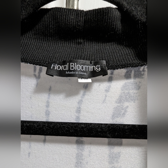 Floral Blooming cardigan / Coverup. XL. Navy, White And Black. - Picture 3 of 3